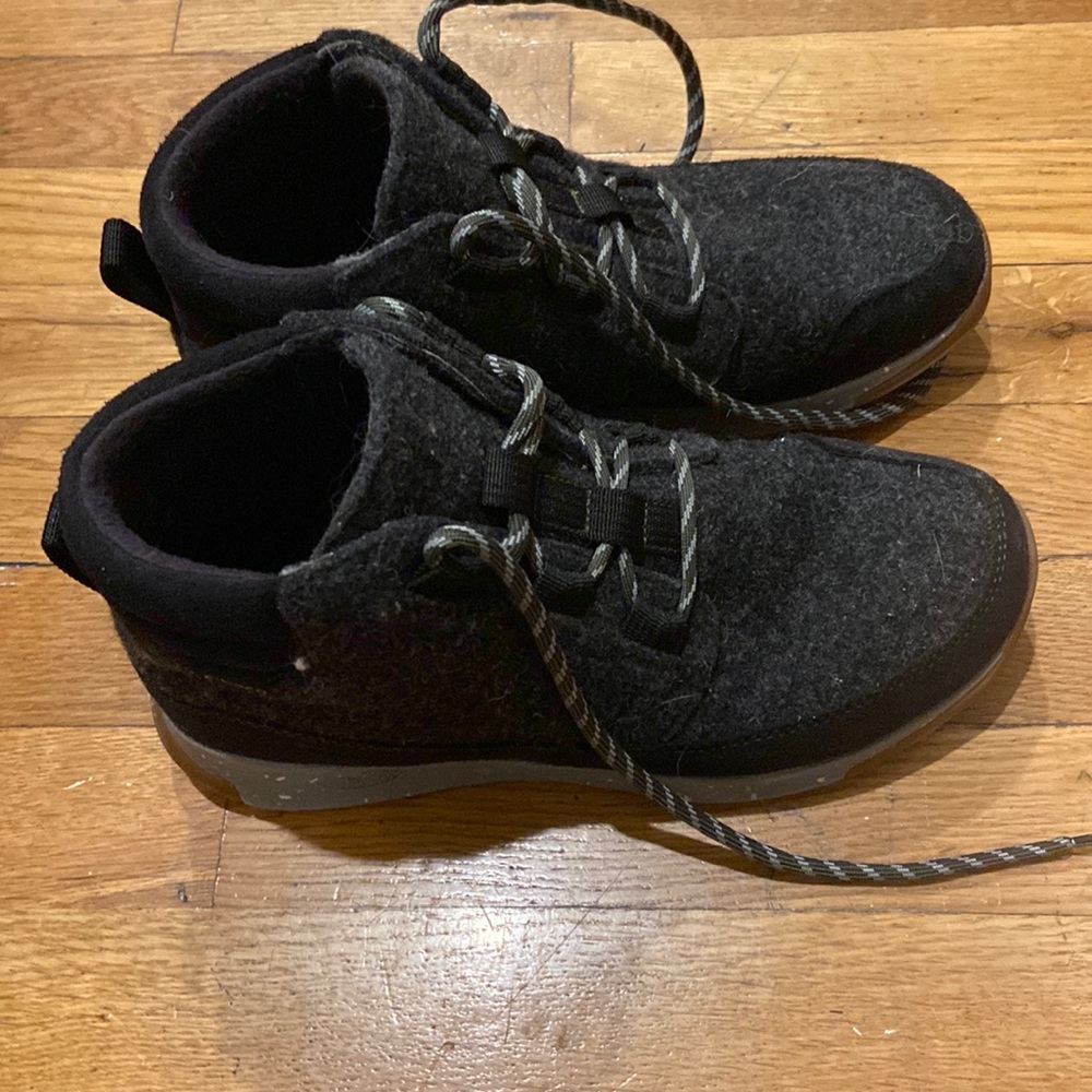 Chaco dark gray boots wool winter warm 8.5 EUC